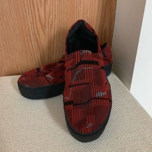 Sz 8 Opening Ceremony red and black slip-ons